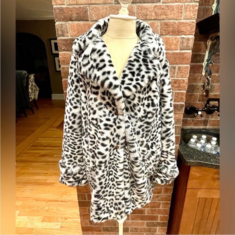NWT Jones New York Super Cozy Faux Fur Coat